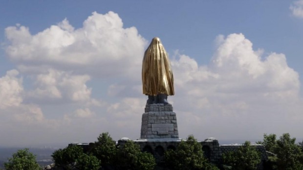 Една огромна каменна фигура която се извисява над Пловдив се