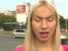 Бус блъсна Емили, докато е карала тротинетката си!