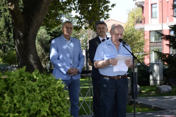 Пред паметника Свидетелят“, до сградата на община Пловдив, бяха почетени