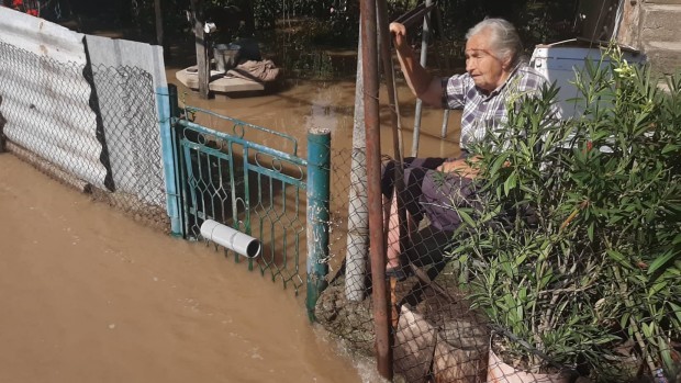Доброволци от цялата страна се очакват днес в наводнените карловски села