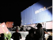 Трима са загинали, а 11 са ранени при влакова катастрофа