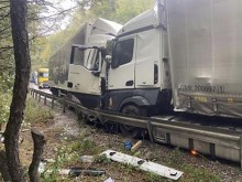 Тежък челен сблъсък между два камиона на "Витиня"