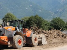 Над 90 тежки машини разчистват в пострадалите села в община Карлово