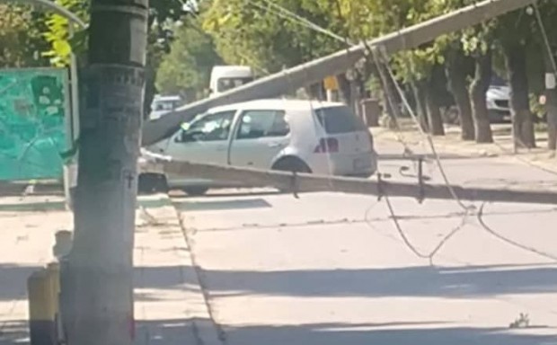 Кола се е забила в електрически стълб в пловдивското село