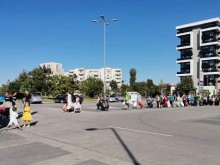 Десетки се наредиха на опашка пред "Кауфланд" и в центъра на Пловдив