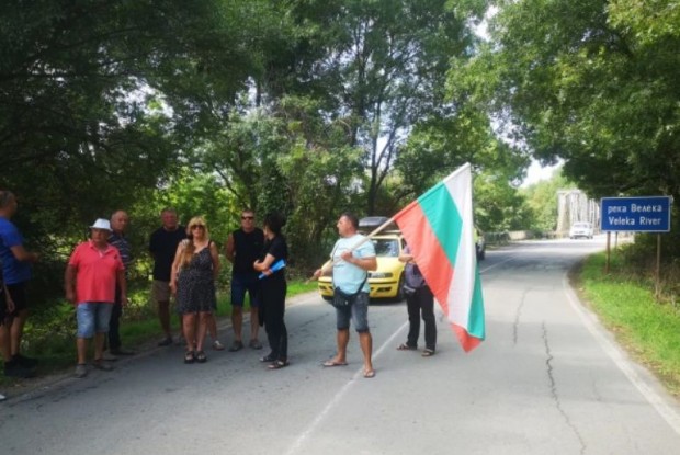 Собственици на земи в Синеморец блокираха моста на р Велека  Местните