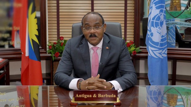 Министър председателят на Антигуа и Барбуда Гастон Браун подписа документ потвърждаващ