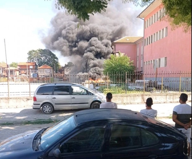Пожар гори до пловдивско училище