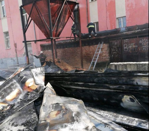 50 термопанела, строителни и облицовъчни материали са изгорели при пожара