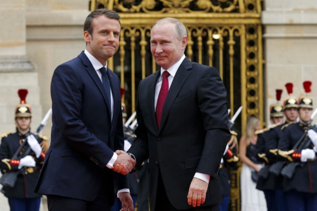Руският лидер Владимир Путин и френският му колега Еманюел Макрон