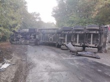 Ограничено е движението в района на разклона за Камчия по път Шумен - Карнобат поради аварирал тежкотоварен автомобил