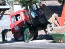 Камион заседна под мост в Пловдив