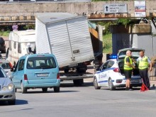 Камион заседна под мост в Пловдив