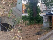 Опасна шахта дебне деца до голям парк в Пловдив