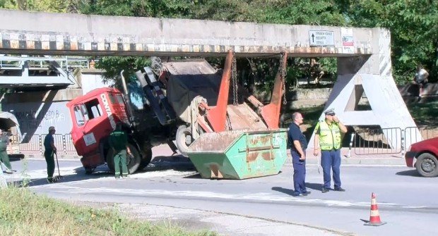 Камионът който е заседнал под железния мост в зоната на