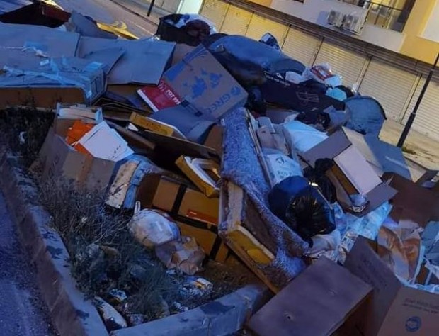 Голяма купчина изхрълени боклуци, които са се превърнали в нерегламентирано