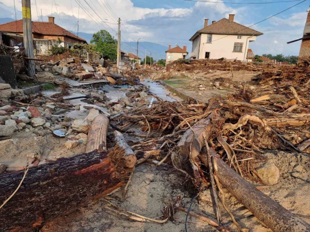 Пенсионер на хемодиализа дари 10 лева и спално бельо на пострадалите от наводнението в Карловско