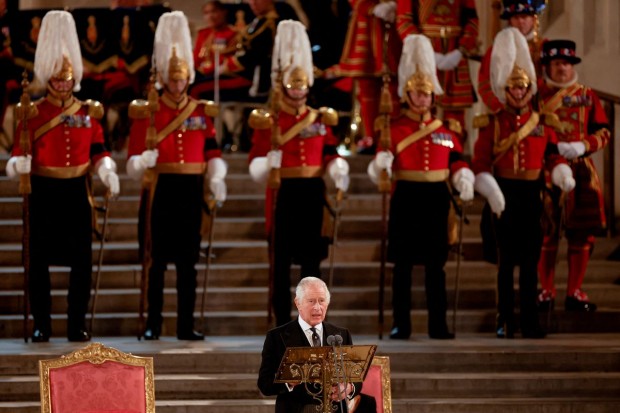 Крал Чарлз обеща да следва примера на Елизабет II в Уестминстър Хол