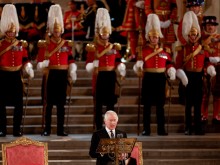 Крал Чарлз обеща да следва примера на Елизабет II в Уестминстър Хол