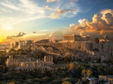 Гърция изплаща по 250 евро на студенти и пенсионери, поема част от сметките