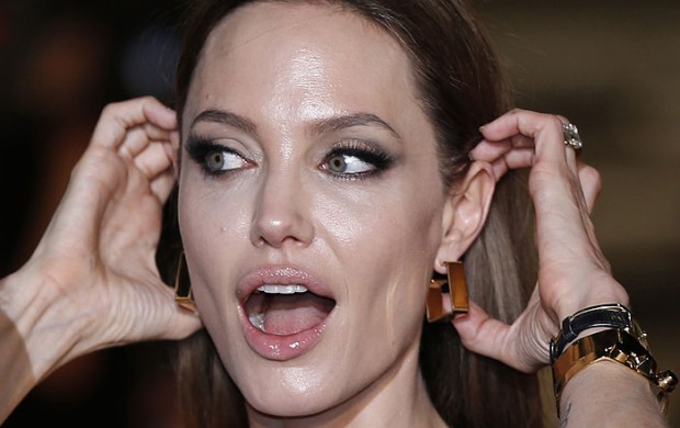 Холивудската актриса Анджелина Джоли лично е повикала и инструктирала папараци