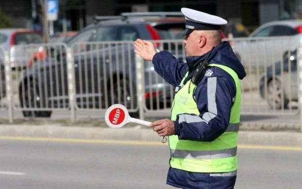 Разполагат денонощни патрули на критични точки в страната