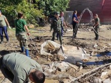 Над 120 военнослужещи продължават да отстраняват щети в Карловско