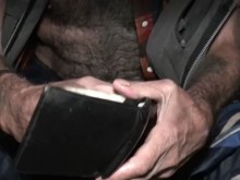 Часове наред безпомощен мъж лежи на тротоара под дъжда