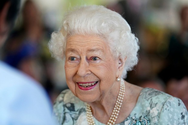 Кралица Елизабет II нито веднъж не е посещавала България Дипломатът Любомир
