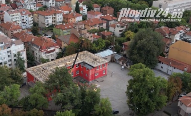Напредва ремонтът на покрива на основно училище Душо Хаджидеков в Пловдив,