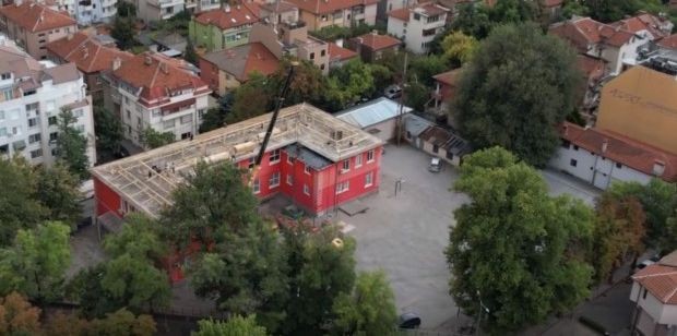 Напредва ремонтът на покрива на ОУ "Душо Хаджидеков" в Пловдив