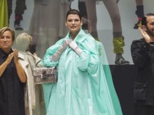 На 57 е толкова красива, че дори Кардашиян и Сара Джесика Паркър я аплодират