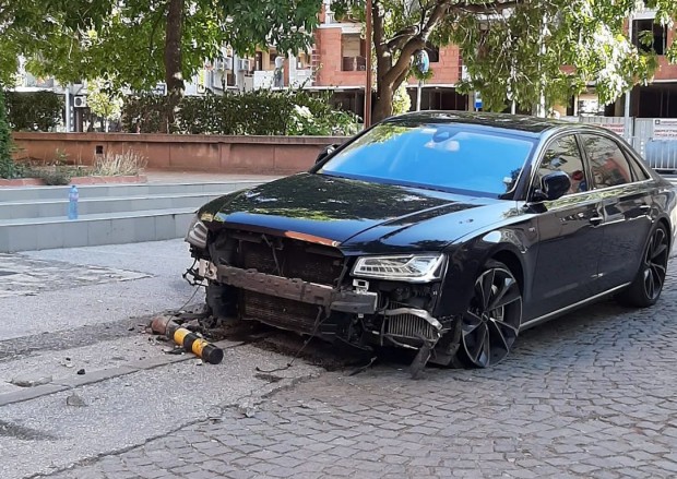 Лек автомобил е с потрошена предница след инцидент в Пловдив,