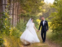 Две двойки младоженци подпомогнаха търновската неонатология за по-малко от месец