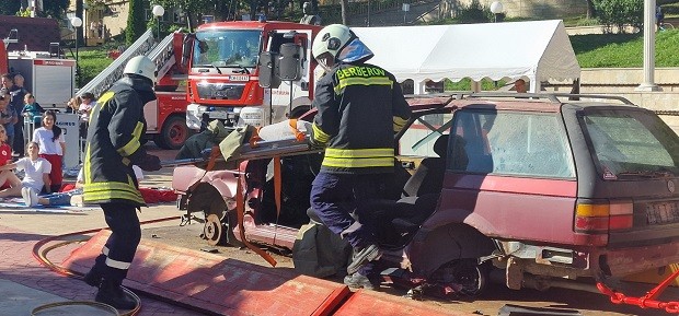 Пожарникарите от Смолян направиха атрактивна демонстрация за Седмицата на пожарната безопасност