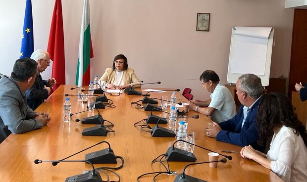 Лидерът на Българската социалистическа партия Корнелия Нинова подписа споразумение за