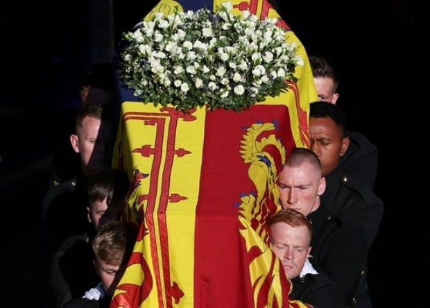Ковчегът с тленните останки на Елизабет II бе изнесен днес