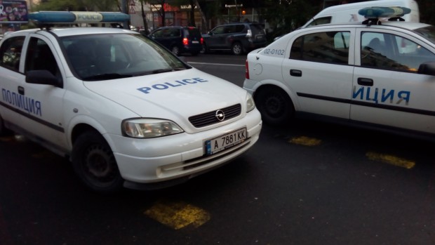 Полицаи в Бургас спряха такси с четирима криминално проявени мъже