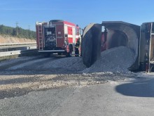 Камион се преобърна на магистрала "Струма" и предизвика километрично задръстване