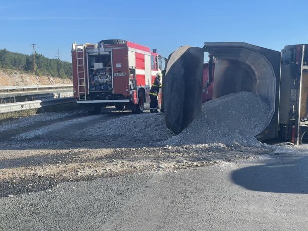 Камион се е обърнал на магастрала Струма край с Боснек