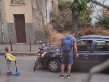 Ужас: Мъж заряза детето си на опасна улица, за да се кара с шофьор!