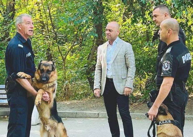 Екипи от полицаи с кучета патрулират в парковете на града