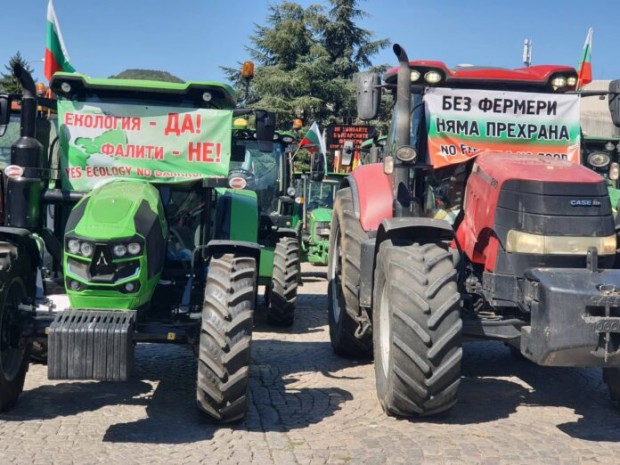 Сливенските земеделци с  трактори протестираха  на площад "Хаджи Димитър" в центъра на града