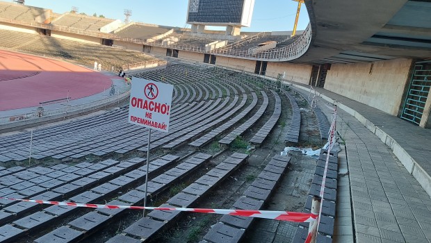 </TD
>Част от една от трибуните на стадион Пловдив е пропаднала,
