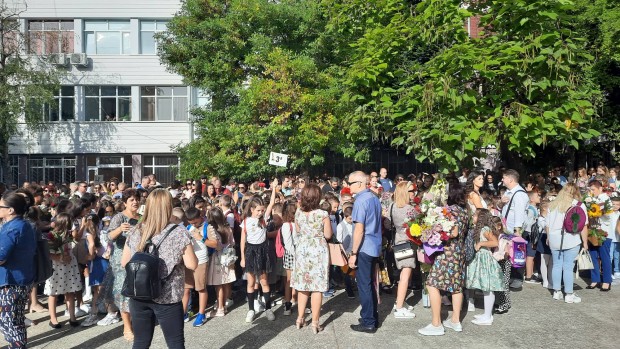 Всички училища във Великотърновска област започват присъствено учебната година
