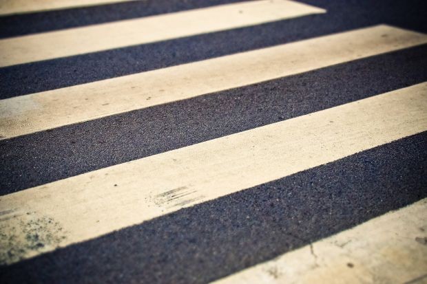 Момиче бе блъснато на пешеходна пътека в Русе съобщават от НОВА
