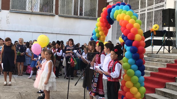 Вълнуващо и тържествено стартира новата учебна година във Варна, предаде