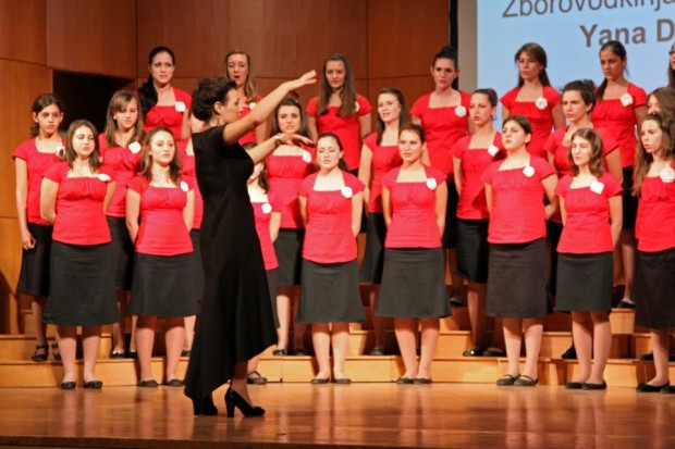 Яна Делирадева, диригент: В хор "Детска китка" учим момичетата на първо място да бъдат добри хора