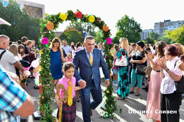 Кметът Стефан Радев откри новата учебна година в СУ "Константин Константинов