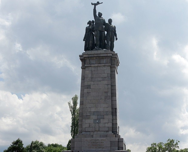 Паметникът на Съветската армия в София е в червена боя